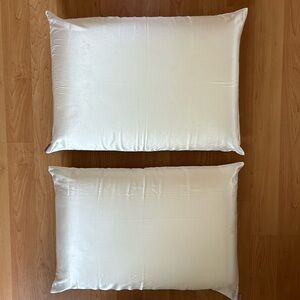 2 Sealy Memory Foam Pillows with Kitsch Silk Pillow Cases